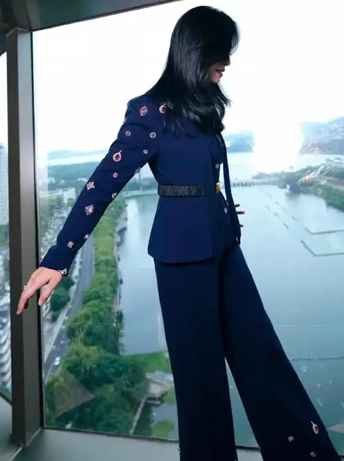 组图 姚晨穿墨蓝色西服知性干练 红唇搭配微卷发身姿优雅