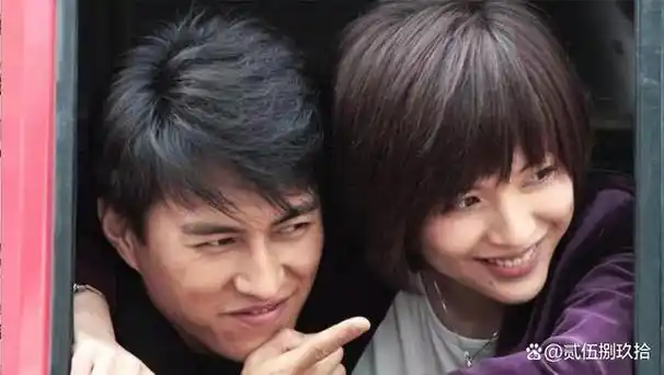 靳东老婆李佳穿白t恤随性自在 肤色健康笑容明媚