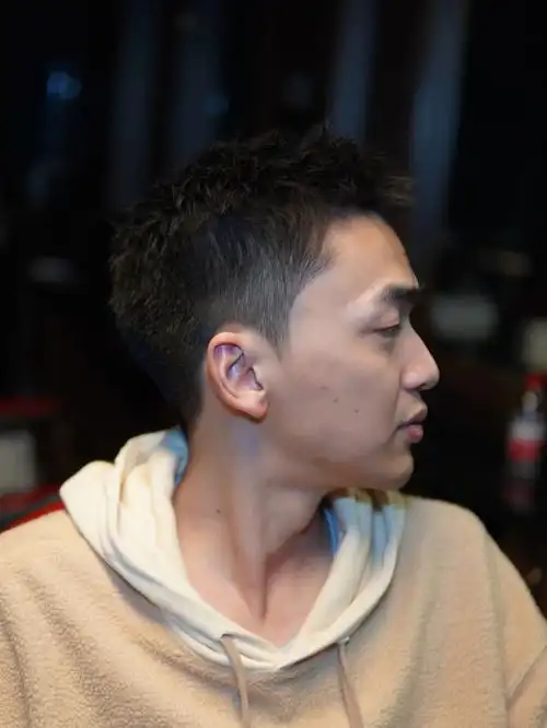 男士清爽纹理短发