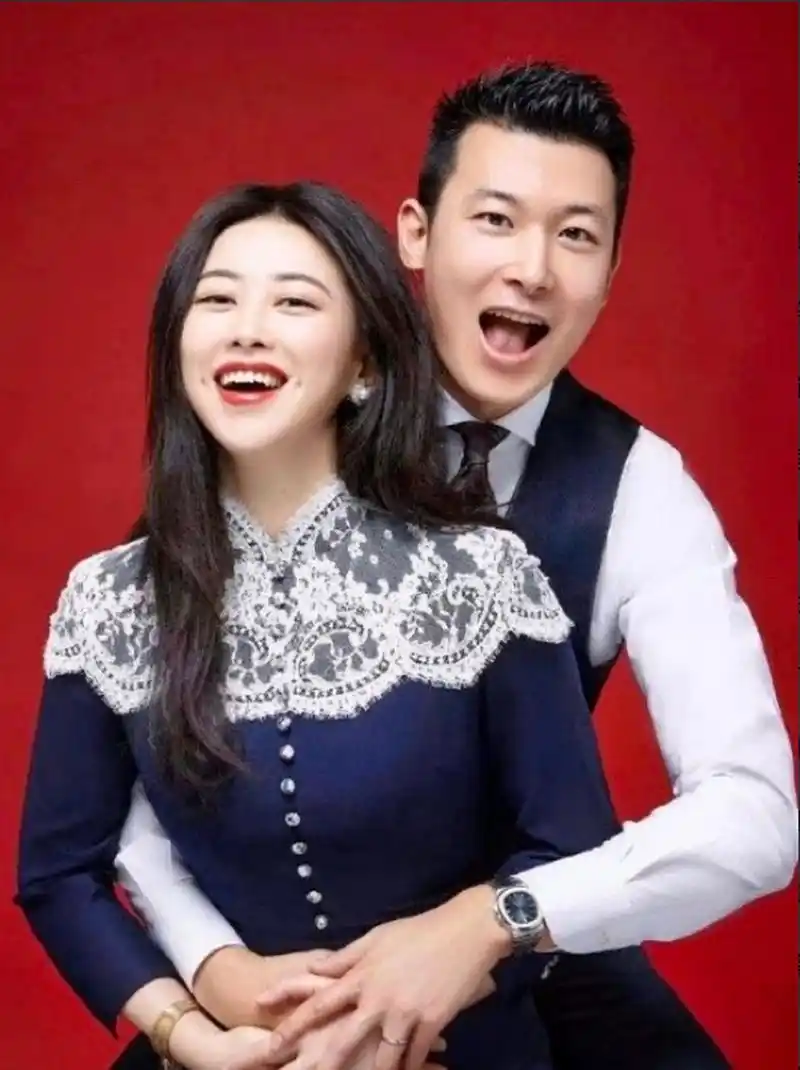 演员朱珠晒出笑容灿烂甜蜜照片,满脸幸福,这应该就是嫁给爱情的样子吧