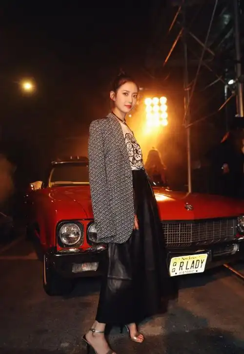 陈钰琪这次时装周真时尚拼色毛衣配牛仔裤尖头短靴时髦又高级