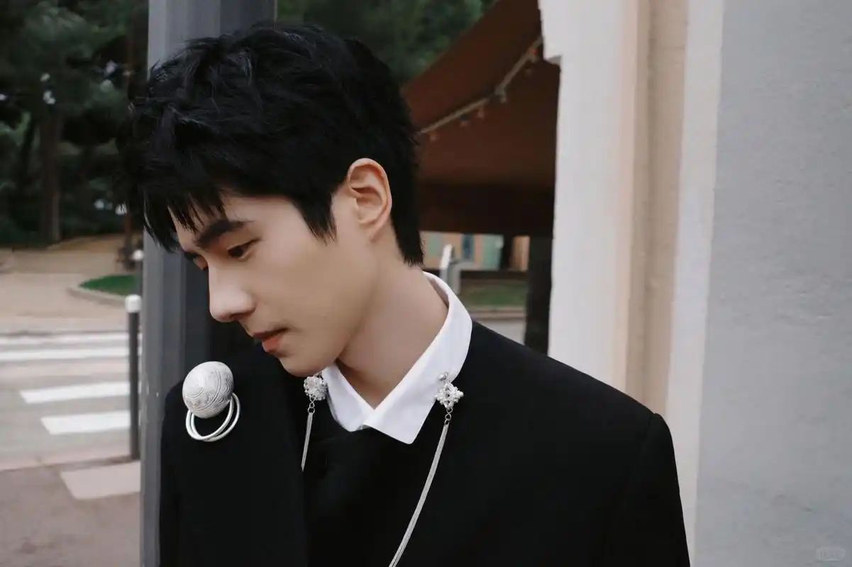 刘昊然燃冬之作惊艳入围,工作室最新大片解锁视觉盛宴!