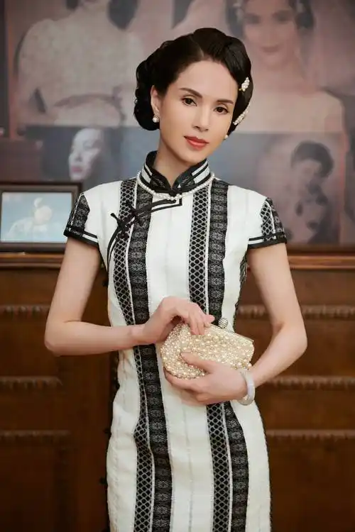 54岁李若彤风情万种穿旗袍大秀好身材