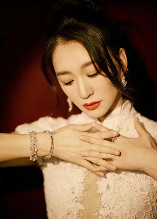 肤白貌美的李小冉,优雅的身姿,妩媚动人!__财经头条