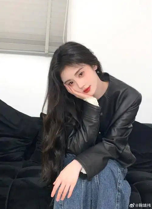 鞠婧祎晒日常随拍歪头托腮可爱十足
