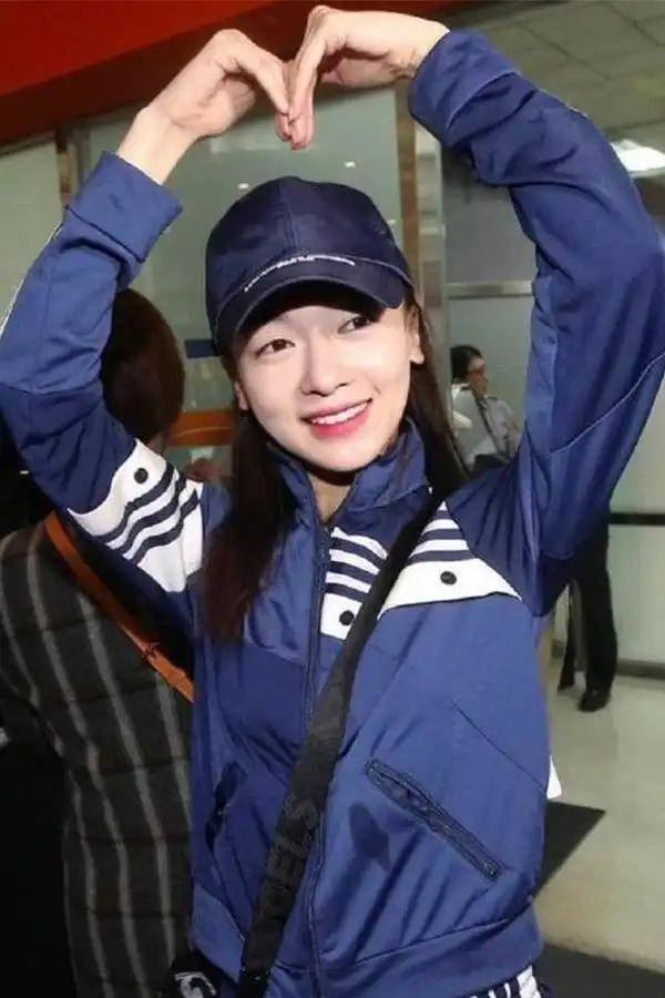 吴谨言将双手放在头顶比心,真的是向粉丝各种比心,很是呆萌可爱.