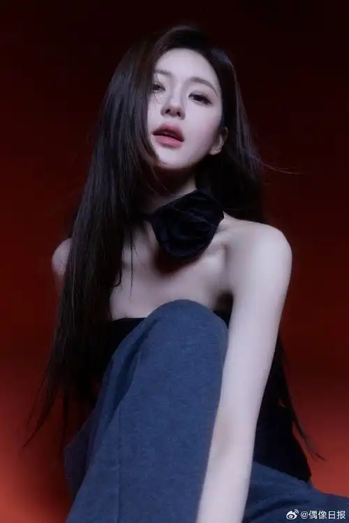 赵露思脖子上戴了花##赵露思情人节大片