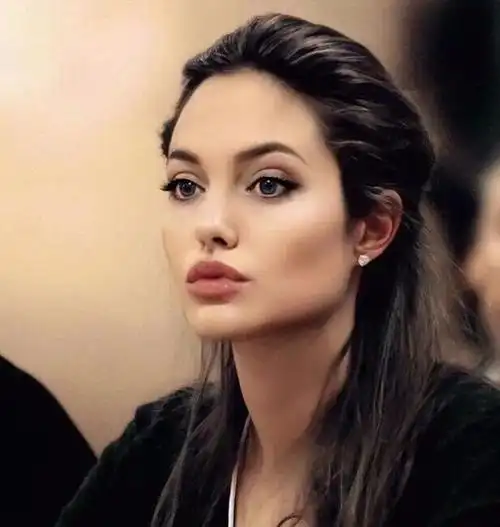 欧美圈很吃这种大方脸,她们并不认为这样的下颌骨导致的脸型很丑,反而