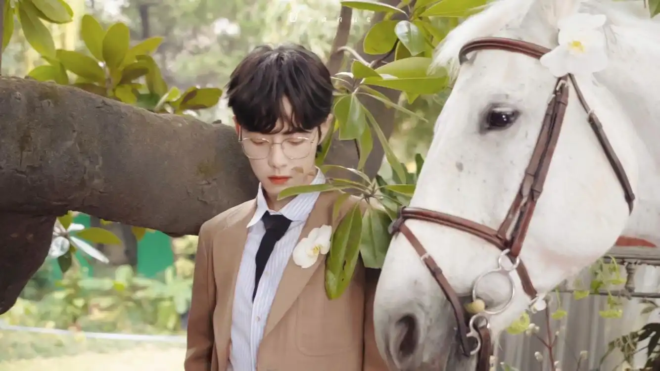 肖战《时尚芭莎》拍摄花絮再公开 少年白马岁月静好