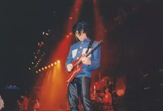 只有黄贯中,嘴角微微一咧,眼眶之中晶莹的泪珠一闪而过.