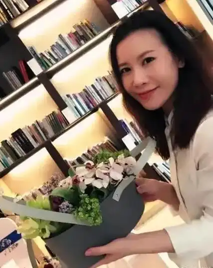 原创东方卫视主持人房海燕分享最新动态离职后生活过得还挺不错