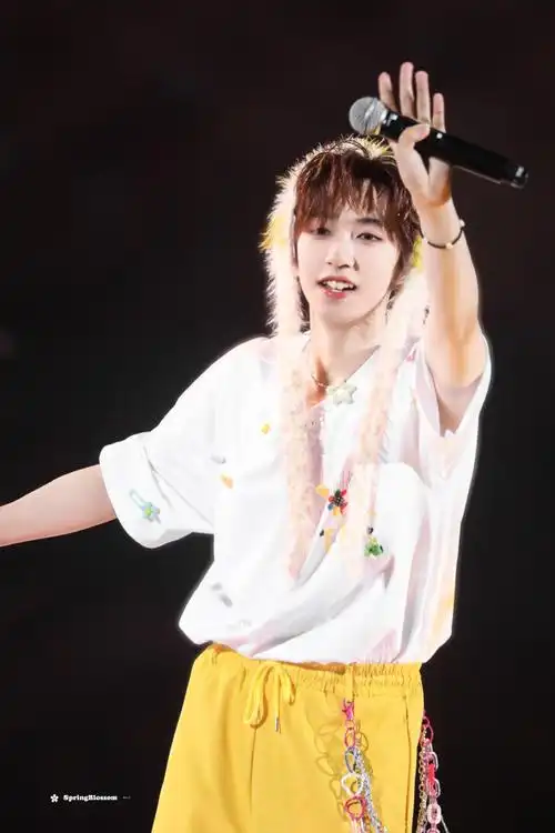 贺峻霖 梦蝶破笼#  @时代少年团-贺峻霖  我有全世界最可爱的一只