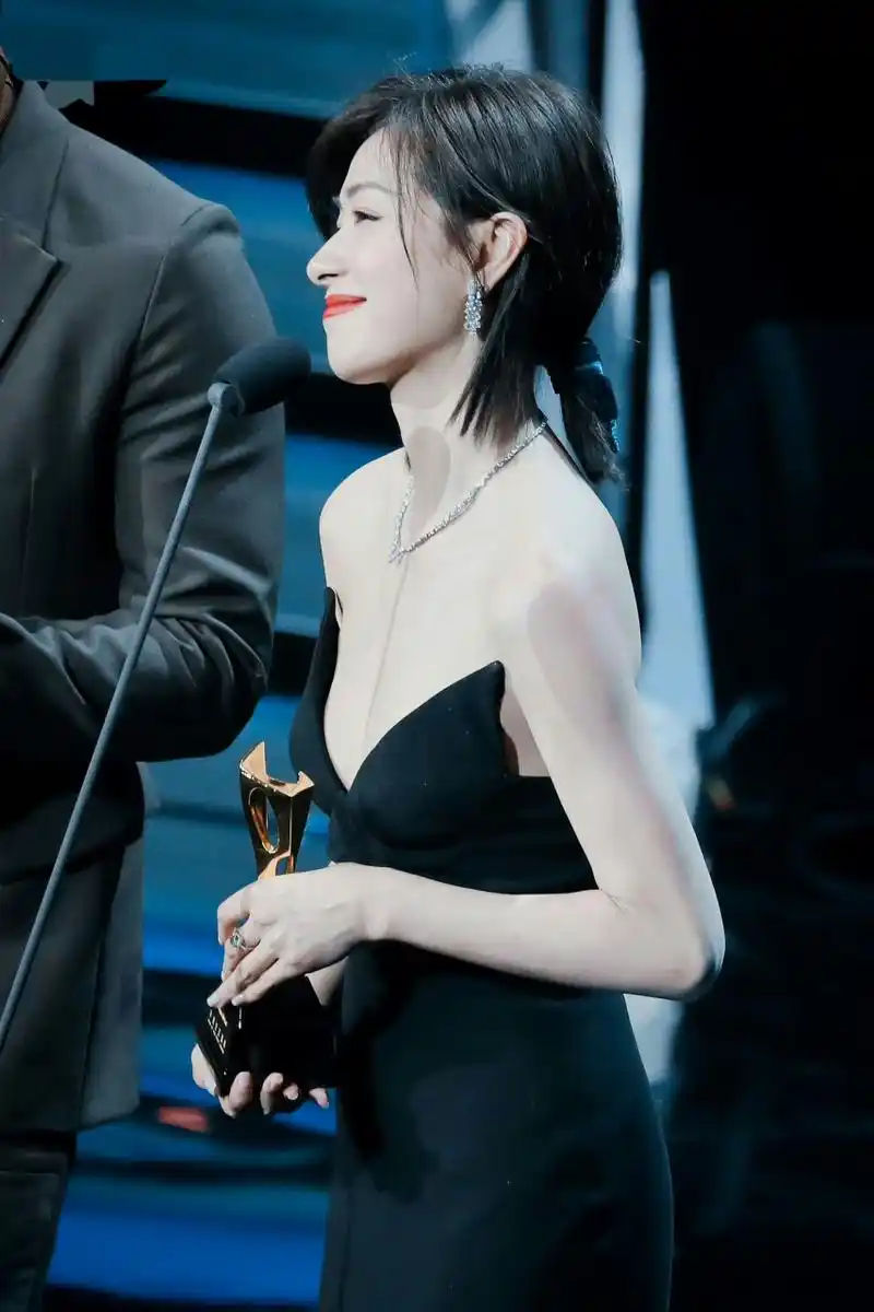 万茜深v高开叉黑裙, 性感火力全开#娱乐最前沿