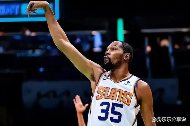 杜兰特现身夜店不忘练投篮,球迷调侃:把女孩都吓跑了!