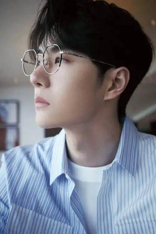 王一博金丝眼镜造型好温柔
