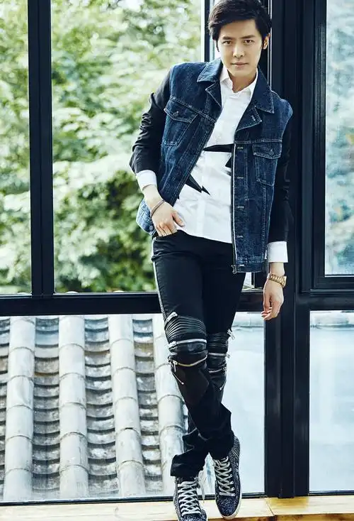 照片中,付辛博或以牛仔夹克搭配个性皮裤,表情深沉酷帅有型,身高腿长