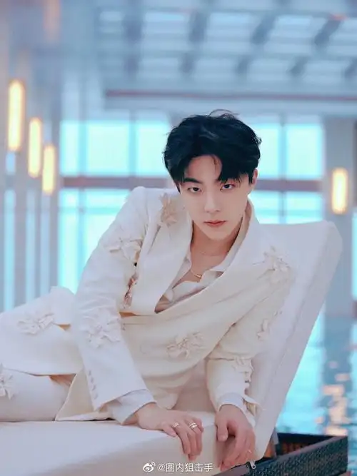 陈立农白色花朵西装干净帅气,温柔贵公子即视感,清爽帅气