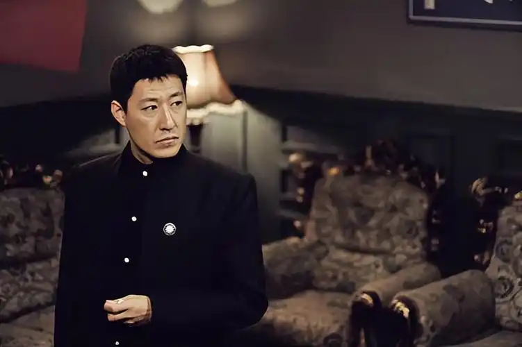 看着荧幕上的演员拿着不同的剧本饰演着不同的角色,这让于震感到很