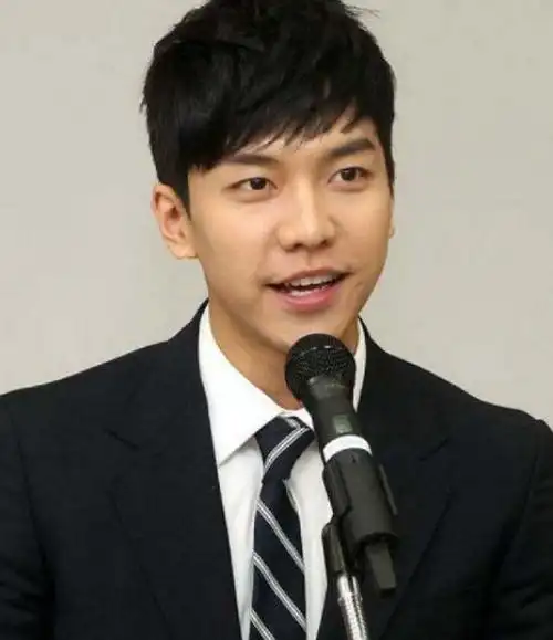 他的长相和爸爸很像,但是比爸爸更加英俊,看起来特别像是韩国男明星