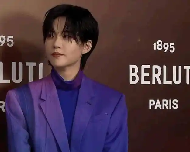 刘雨昕陆柯燃出席活动,同样是穿帅气西装,气质却不太一样