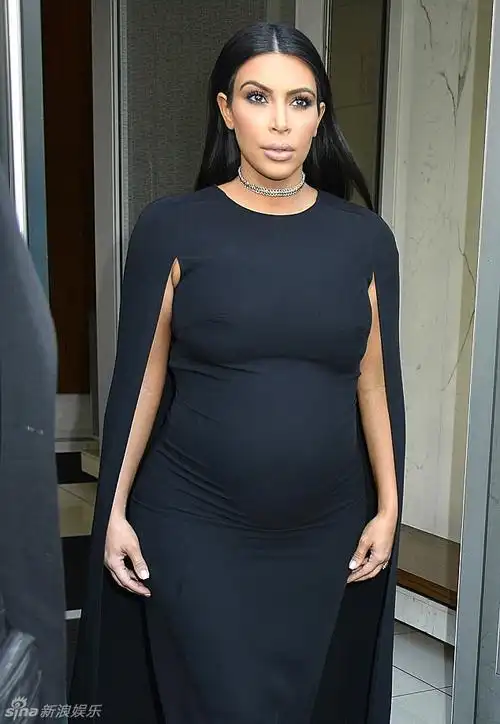 卡戴珊挺孕肚浓妆示人