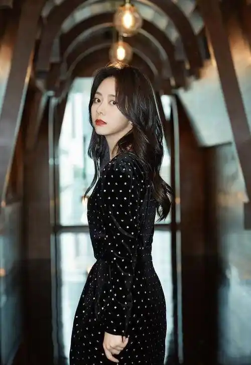 谭松韵身穿黑色丝绒裙拍摄的这组写真,不仅质感堪比时尚画报,还因为