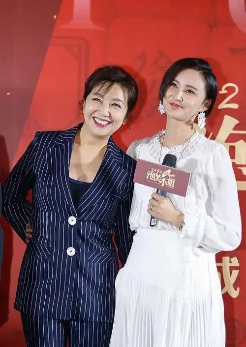 张歆艺与小两岁的老公站一起甜蜜比心好恩爱一袭白裙太优雅