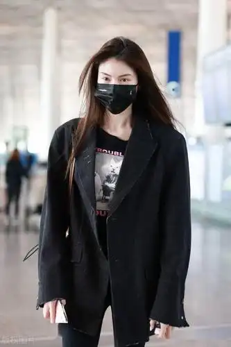 街拍:何穗黑色西装 印花t恤 绑带靴 包袋干练精致