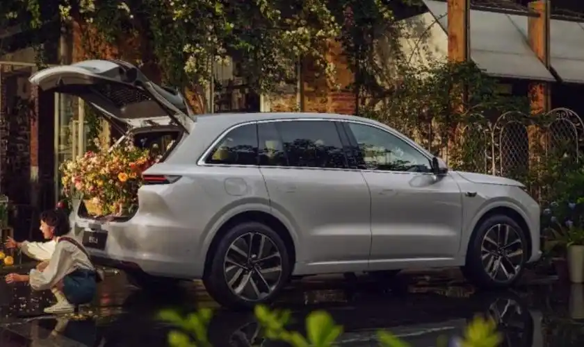 理想汽车今日发布一组理想l6官图,新车定位五座中大型suv,将成为理想