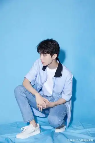 王俊凯阳光大片上线,蓝色衬衫显皮肤白皙,是校园男生模样