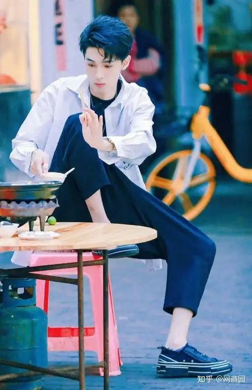 秦霄贤与张云雷被称作为德云社双帅新奇的相声招式让人着迷