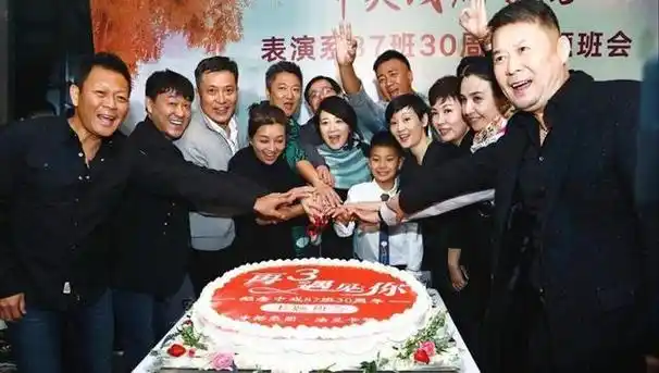 演员何冰为何结婚几十年0绯闻看看妻子是谁就知道了