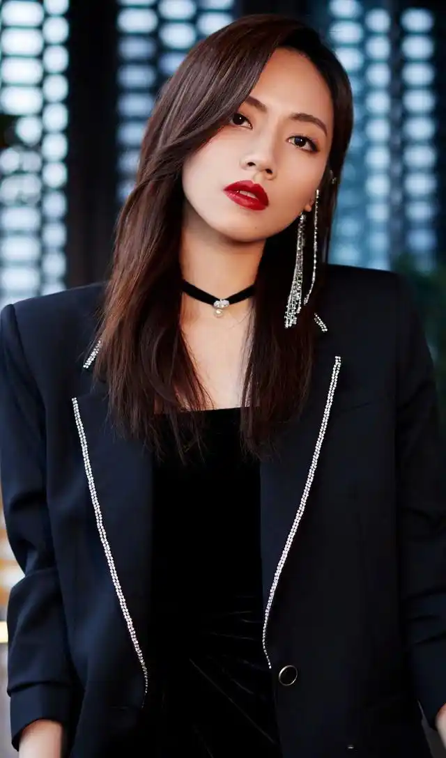 刘惜君高清时尚美图壁纸收藏分享,喜欢的小伙伴可以收藏转发评论