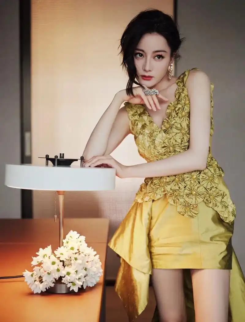 迪丽热巴的一组美照曝光,她身穿绿色花裙礼服露出纤细长腿,妆容 - 抖