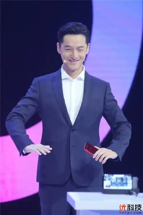 大秀摄影技术和游戏技能 "最佳产品经理"胡歌现身荣耀v20发布会