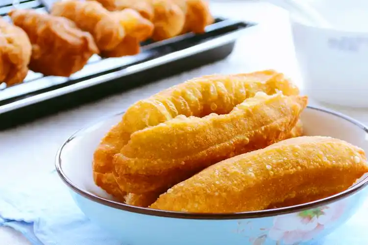 油条别再出去买了,自制无明矾无铝的安心油条,做法简单吃着健康_小厨