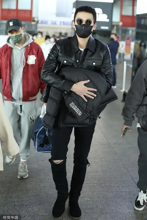 组图:欧豪黑色皮衣搭牛仔裤酷飒干练 寸头造型配墨镜男人味十足