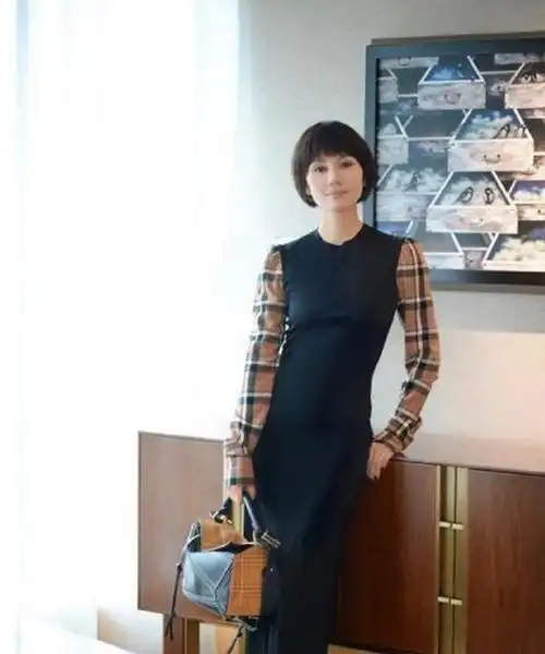 奔三的女人尽量不要穿卫衣打底裤学袁泉这样来穿老娘天下最美