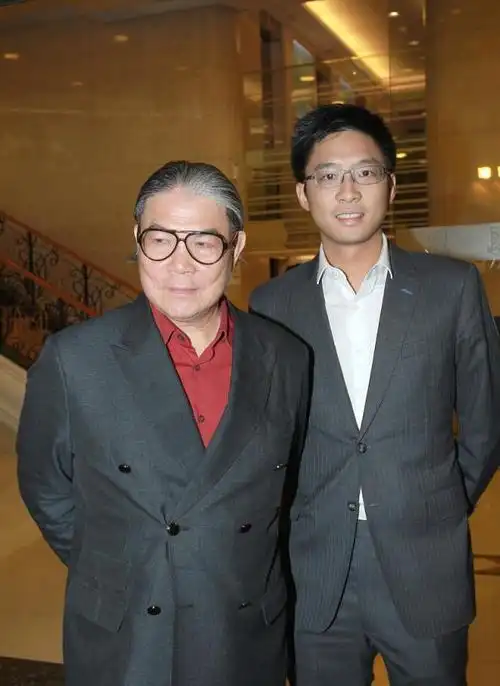 霍氏家族的第三代已经渗透到何鸿燊家族的产业中,包括霍启山,霍启中在