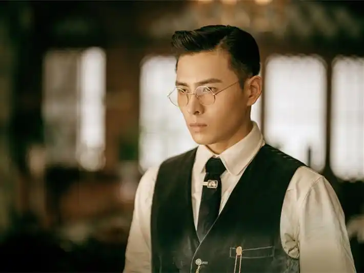 本以为西装的沈听白够帅了,穿上运动套装的洪尧,更让人惊艳!