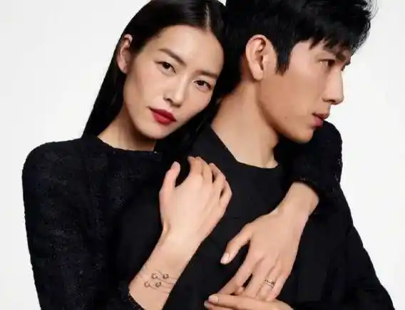 当时,井柏然和倪妮在电视剧《等风来》中因戏生情,确定恋爱关系.