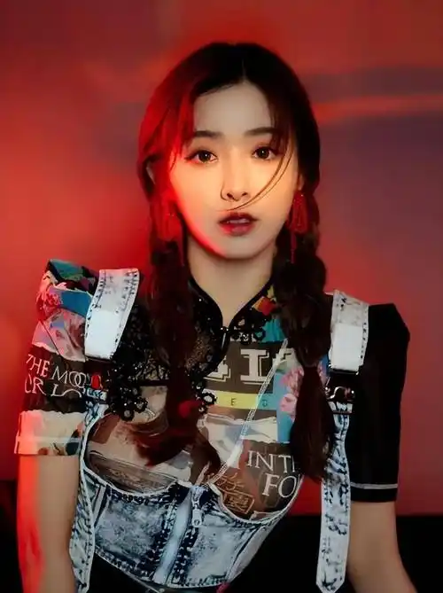 被主持人拿着不雅照逼问,历经网暴17年,张含韵不仅仅是甜美_因为_照片