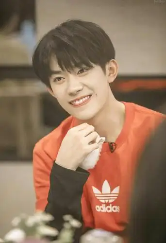 易烊千玺笑容小合集,是笑起来会有小梨涡的阳光少年