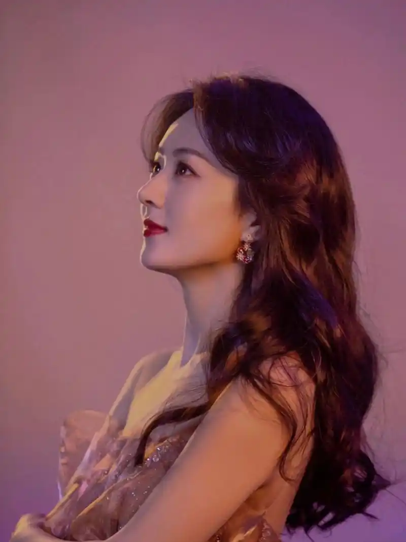 明星:赵丽颖氛围感发型 中长发烫这种卷发很显气质,氛围感很耐斯拍照