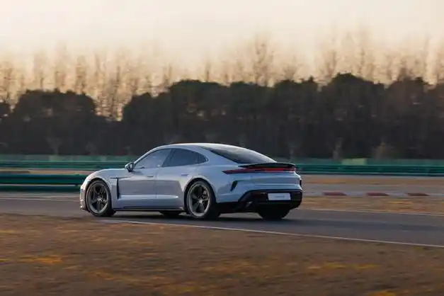 纯电跑车巅峰之作新款保时捷taycan全球同步首发