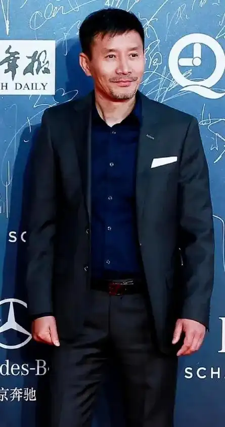 江珊二婚老公,原来是他,穿西装满满男人味,比前夫高曙光帅!