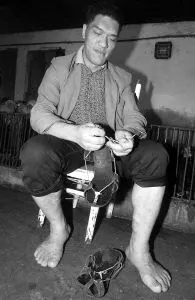 大脚汉 59码大脚没鞋穿(图)