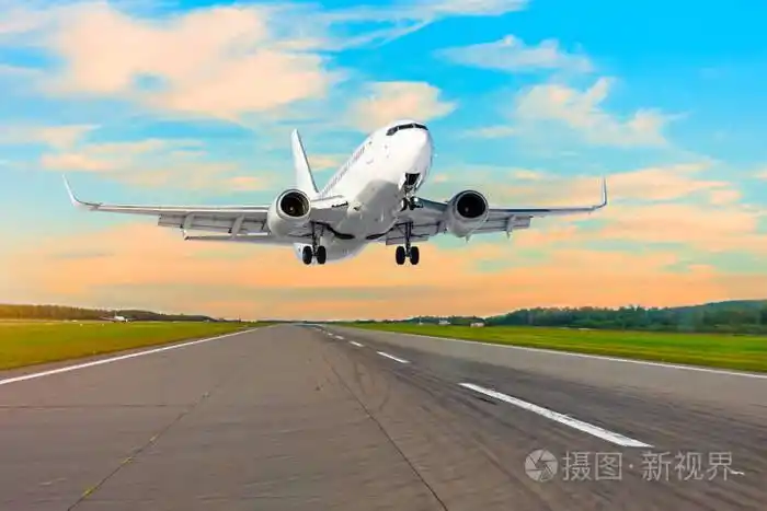 在机场跑道起飞的飞机, 在良好的天气卷云日落