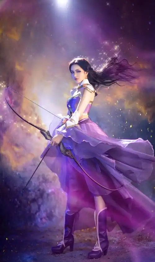 周扬青cos紫霞仙子,穿露脐装配紫色轻纱裙,手拿宝剑英姿飒爽