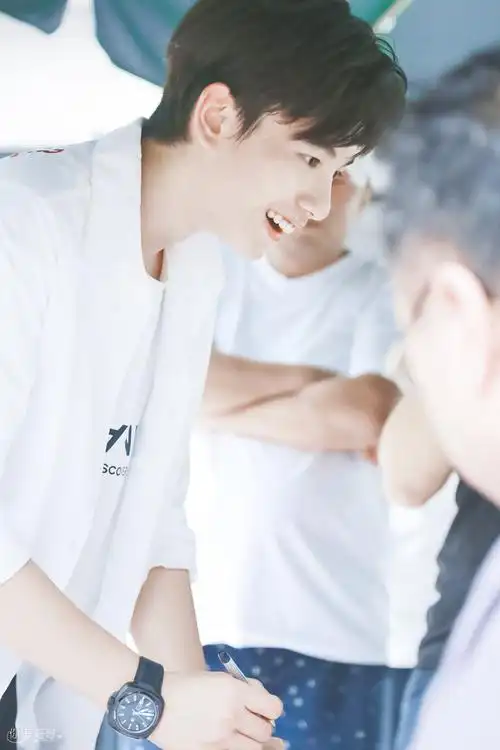 大帅哥胡先煦侧颜楼 他的睫毛山根鼻尖脸颊肉下颌线喉结99